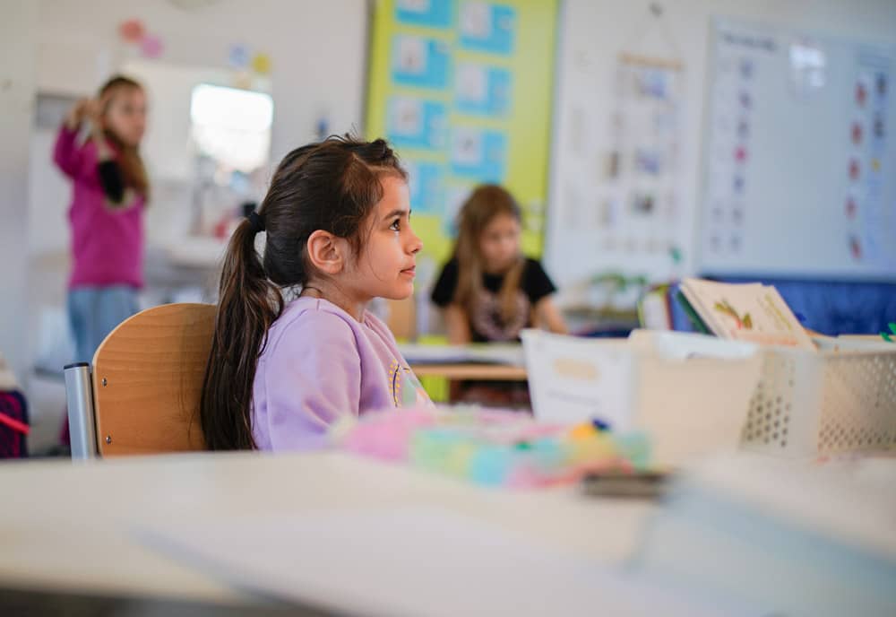 Mose-Schule Schulspiel Kind schaut zur Tafel