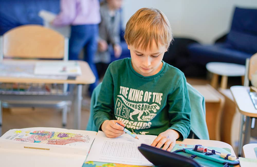 Schüler arbeitet konzentriert an seinen Aufgaben