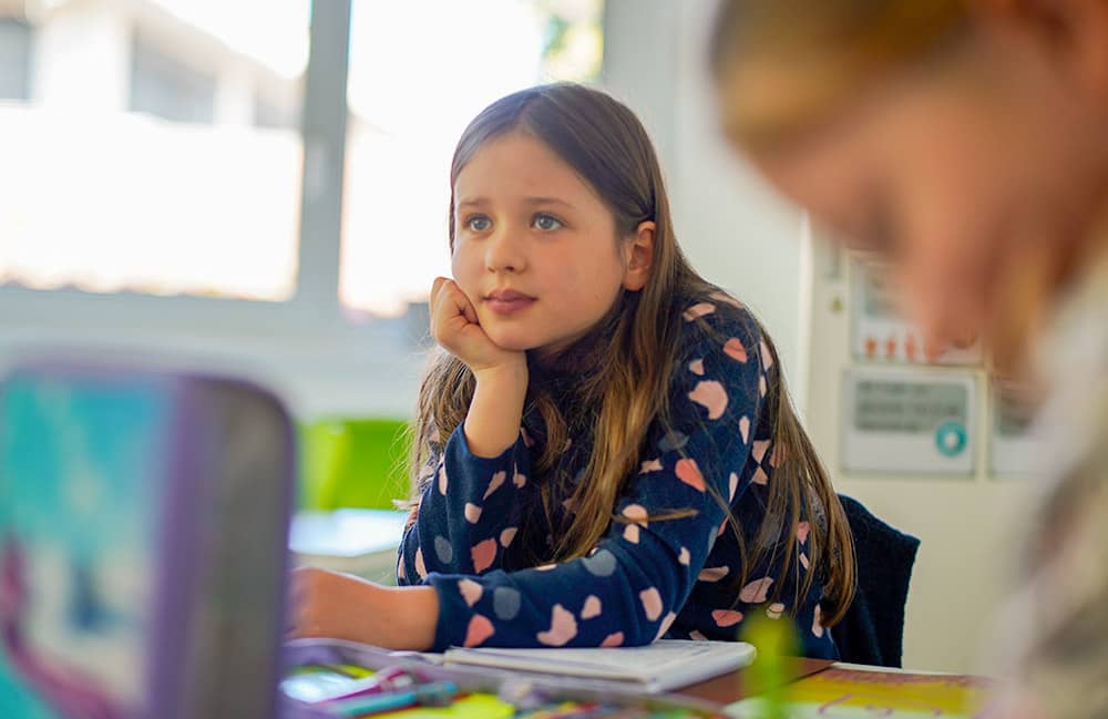Schüler arbeitet konzentriert an seinen Aufgaben