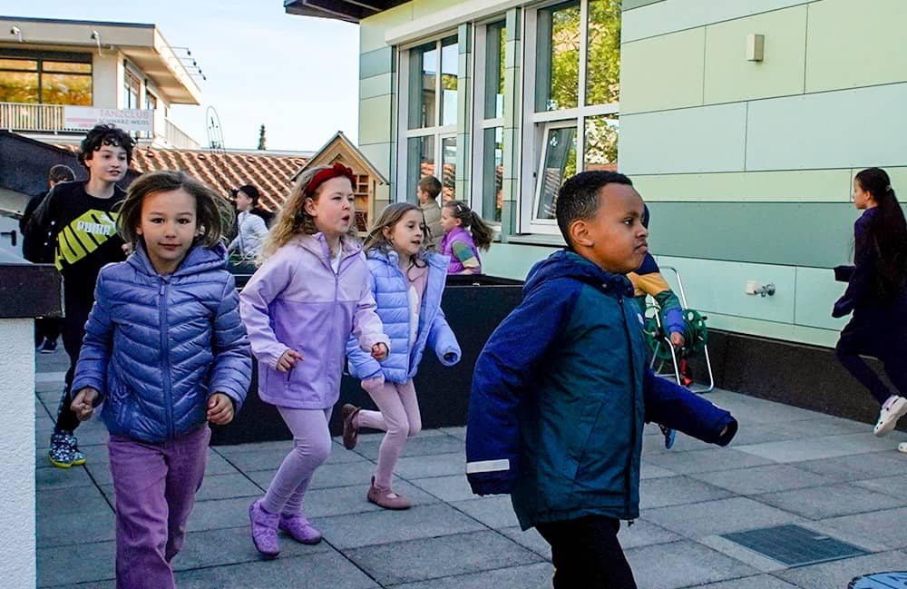 Schüler bewegen sich im Schulhof