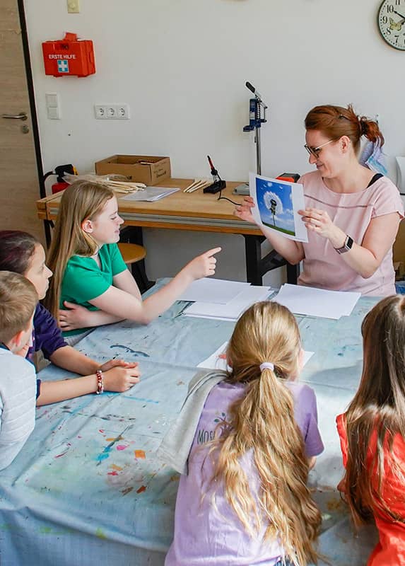 Lehrerin und Schüler im Kunst-Unterricht
